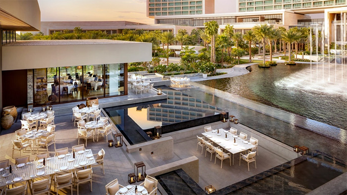 رستوران‌های هتل آتلانتیس د رویال دبی هتل آتلانتیس در دبی دارای مجموعه‌ای از رستوران‌ها با انواع غذاهای بین‌المللی، ژاپنی، محلی و غیره است. سرآشپزهای ماهر این رستوران با استفاده از مواد اولیه مرغوب غذاهای بسیار خوشمزه با طعم‌های منحصربه‌فرد را برای مسافران تهیه می‌کنند که تا به امروز رضایت بیشماری از مهمانان را کسب کرده‌اند. شما نیز برای صرف ناهار و شام می‌توانید به یکی از این رستوران‌ها مراجعه کنید. دقت داشته باشید صبحانه به صورت رایگان از طرف هتل برای مسافران سرو می‌شود. رستوران‌های هتل آتلانتیس عبارت‌اند از: رستوران نوبو با منوی غذایی ژاپنی رستوران گوردن رمزی با تهیه انواع غذاهای بریتانیایی رستوران سی فایر با تهیه غذاهای کبابی رستوران کلاید اسکوپ با انواع غذاهای اروپایی و آسیایی.