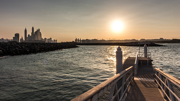 بازدید از ساحل الصفوح نیازمند آمادگی است؛ امکانات خرید محدود است، پس لوازم شخصی همراه ببرید و رعایت پوشش غیر ساحلی در مسیر رفت‌و‌آمد الزامی است. 