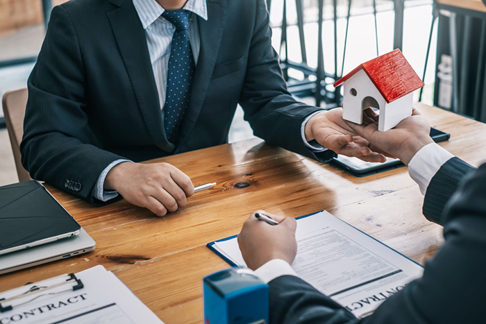 خرید اقساطی خانه در دبی به افراد اجازه می‌دهد بدون پرداخت کامل هزینه، در این شهر پیشرفته سرمایه‌گذاری کرده و اقامت خود را آغاز کنند.