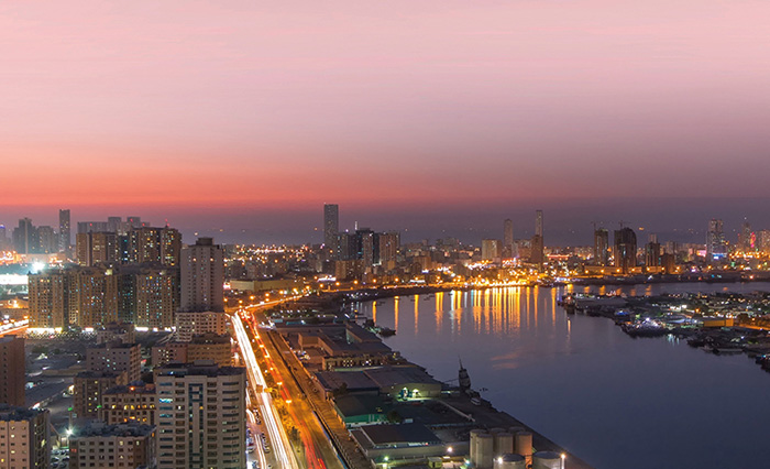 عجمان شهری کوچک در ساحل خلیج فارس است که به‌دلیل نزدیکی به دبی و شارجه، دسترسی عالی، آرامش و امکانات مدرن را هم‌زمان ارائه می‌دهد.