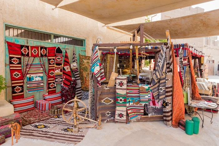 در منطقه میراث دبی، چندین فروشگاه وجود دارد که میتوانید علاوه بر تماشای صنایع دستی آنهارا با قیمتی مناسب تهیه کنید.