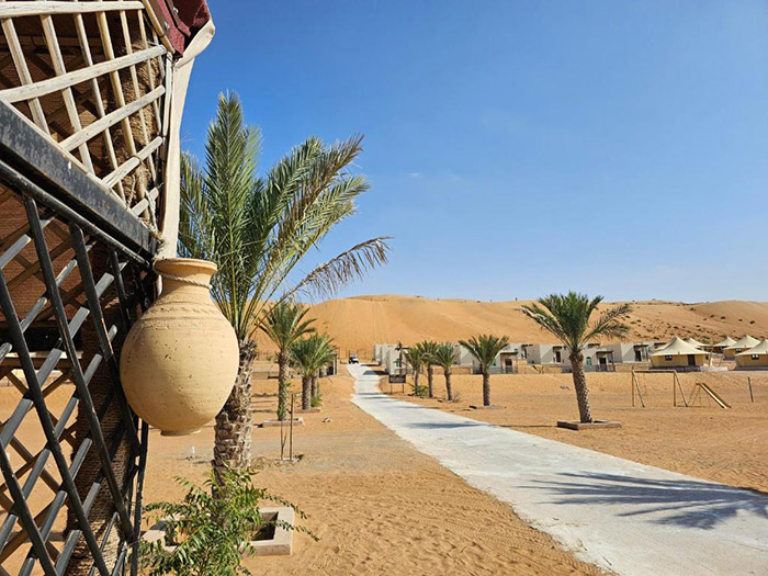 کمپ کویر رؤیاهای عربی، با هشت چادر اختصاصی و سرویس بهداشتی مناسب، جزو مشهورترین مکان‌های کمپینگ دبی محسوب می‌شود.