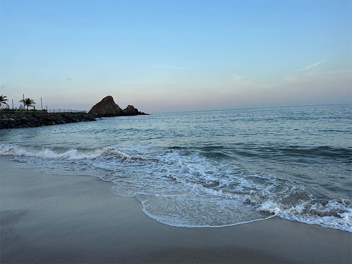 ساحل العقه، یکی از محبوبترین سواحل دبی مناسب کمپ کردن همراه با تفریحات آبی متعدد.