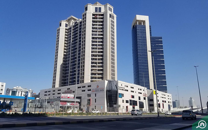 بزرگ‌ترین مرکز خرید عجمان با مجموعه‌ای از برندهای معروف، فودکورت، سینما و فضاهای تفریحی خانوادگی، تعادلی میان آرامش شهری و سرگرمی فراهم کرده است.