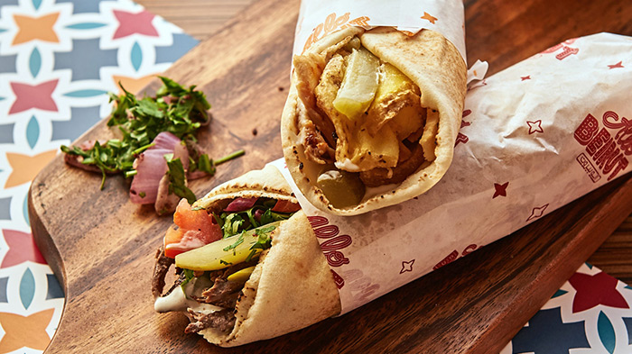 در این دهکده چندین غذاخوری با فضای سنتی و معماری قدیمی طراحی شده است که میتوانید غذاهای محلی را با طعمی متفاوت و جذاب تجربه کنید.