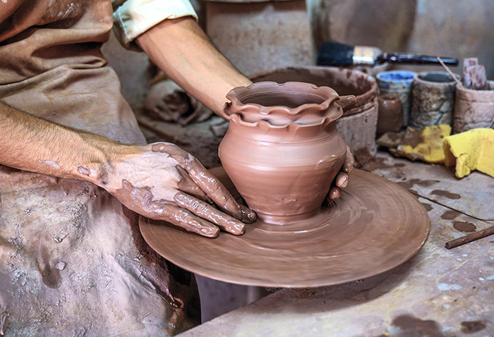 علاوه بر بافندگی، هنرمندان چیره‌دستی را میبینید که با گل زیباترین ظروف سفالی را خلق می‌کنند.