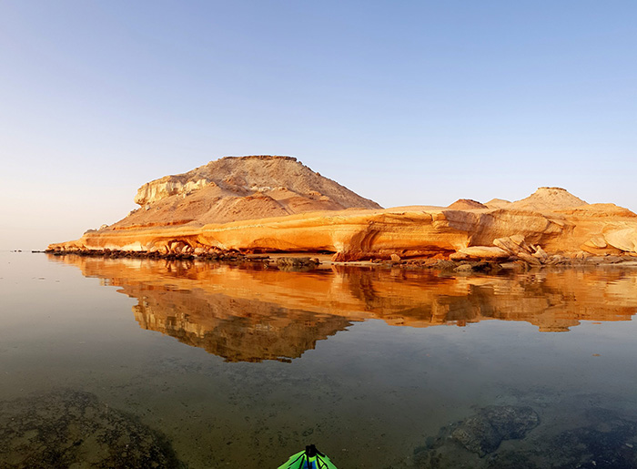 با سفر به جزیره شویهات،صخره‌های زیبا در کنار آب‌های نیلگون خلیج‌فارس، مقابل چشمان شما قرار دارند.