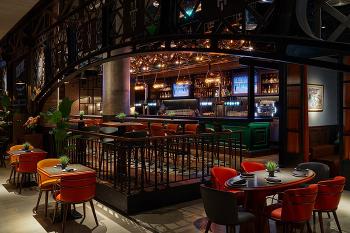 محله دبی هیلز استیت با رستوران‌ها و کافه‌های بین‌المللی، طعم‌های اروپایی، آسیایی و دریایی متنوع ارائه می‌دهد.