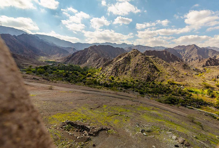 وادی سنا در مرتفع‌ترین قسمت امارات واقع شده و با آب‌وهوای کوهستانی و طبیعت سرسبز، بهترین مکان برای لذت بردن از قدم زدن.