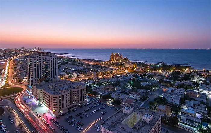 عجمان با آرامش، هزینه‌ پایین و دسترسی آسان به دبی و شارجه، شهری روبه‌ رشد با جمعیت حدود ۲۵۰ هزار نفر است.