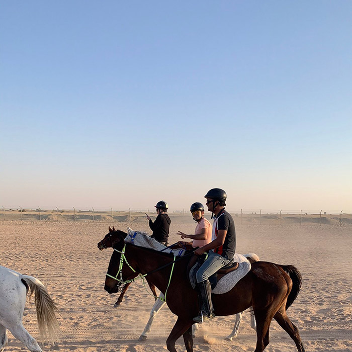 اسطبل آل علی، یکی از مراکز معتبر دبی با سابقه طولانی برای سوارکاری در طبیعت و بیابان.