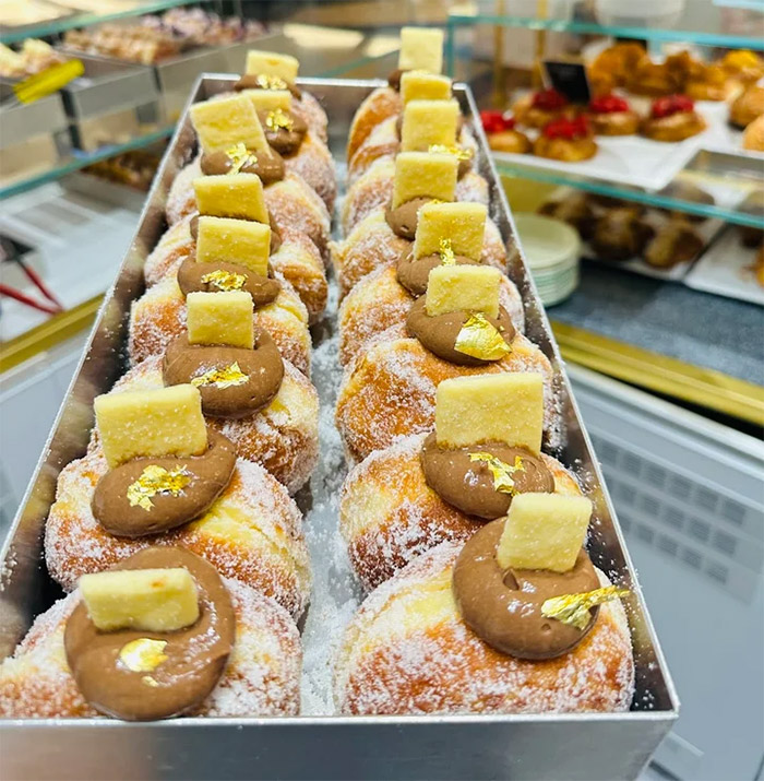 شیرینیفروشی کیک دبی با کیکهای تازه، دیزاین مدرن و سفارش تولد، نماد طعم لوکس و شخصی در دبی است.