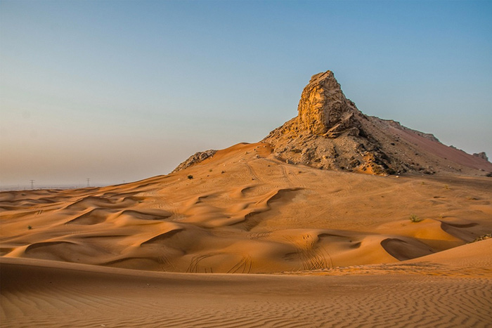 سنگ فسیلی شارجه، در میان تپه‌ها و صخره‌های ماسه‌ای، محلی‌ست که چادر زدن، کالسکه‌سواری و تریل‌رانینگ روی ماسه‌های نرم و براق، تجربه‌ای متفاوت و جذاب خواهد بود.