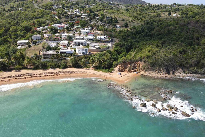 ساحل الرفاعه، درختان حرا در سرار این ساحل پراکنده هستند.اگر به ماهیگیری علاقه دارید هنگام سفر به این منطقه قلاب ماهیگیری خود را فراموش نکنید.