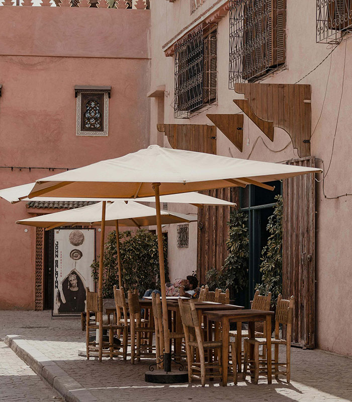 بر دبی با رستورانهای متنوعی چون حاتم، ناندوز، سابوی و گلووریا جینز، مقصد محبوب گردشگران است.