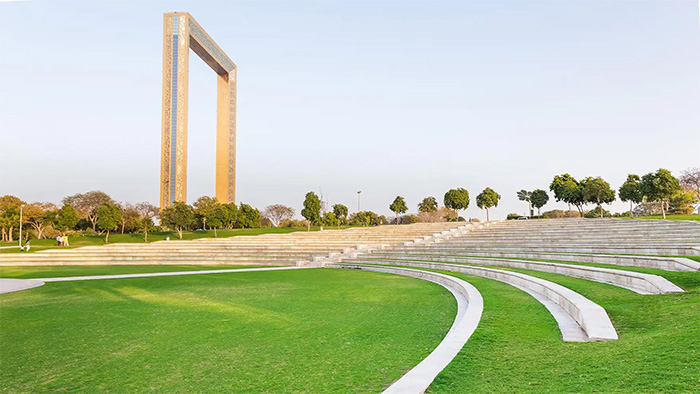 قاب دبی در پارک زعبیل با ارتفاع ۱۵۰ و عرض ۹۵ متر، نمادی از ترکیب دبی قدیم و مدرن است که چهره متضاد شهر را به زیبایی نمایش می‌دهد.