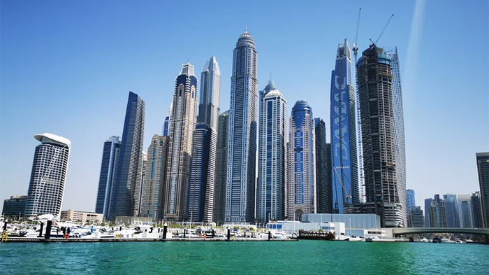 برج مارینا ۱۰۱ با ارتفاع ۴۲۵ متر، دومین برج بلند دبی و نماد اقامت لوکس و چشم‌انداز خیره‌کننده مارینا است. 