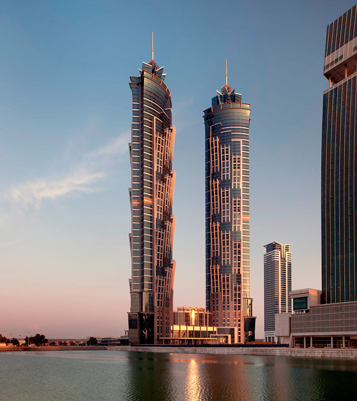 برج جی‌دبلیو ماریوت مارکوییس با دو برج ۳۵۵ متری، بزرگ‌ترین هتل خاورمیانه و نماد لوکس بیزنس‌بی دبی است. 