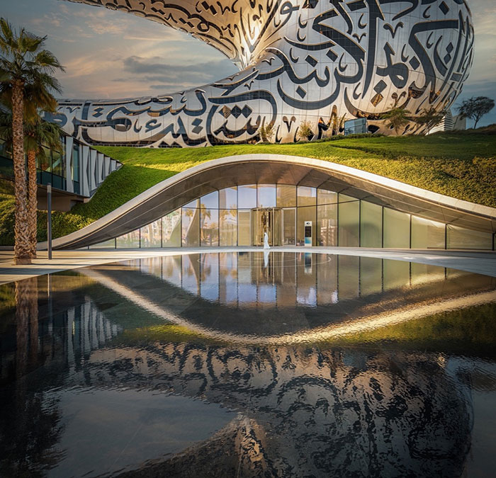 موزه آینده دبی با معماری بی‌نظیر و پنجره‌های شعرگونه، نماد نوآوری و خلق آینده است.