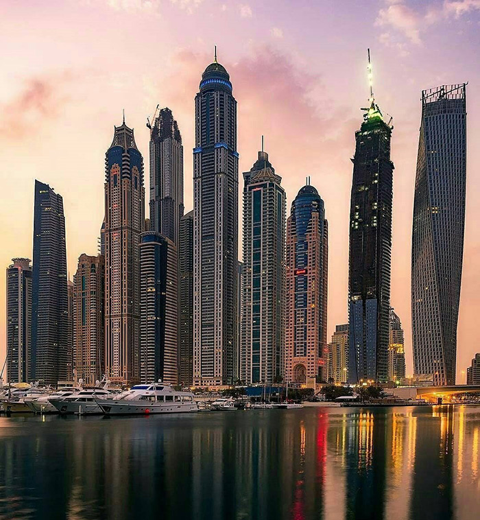 ماه رمضان در دبی با آداب ویژه، روزه‌داری و اعمال نیک، همراه با تغییر در ساعات کاری ادارات و رستوران‌ها، فضایی معنوی و متفاوت در شهر ایجاد می‌کند.