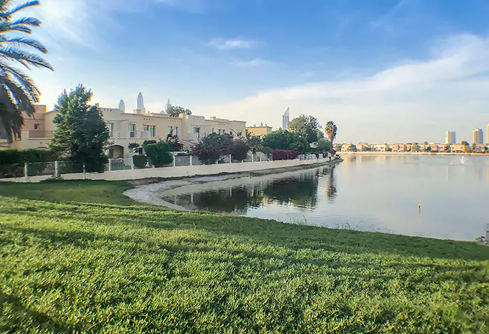 منطقه دریاچه یکی از امکانات تفریحی جذاب و زیباییهای طبیعی شهرک اینترنشنال سیتی به شمار میرود