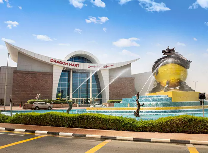 یکی از بزرگترین مراکز خرید چینی در منطقه اینترنشنال سیتی دبی با نام دراگون مارت قرار دارد.