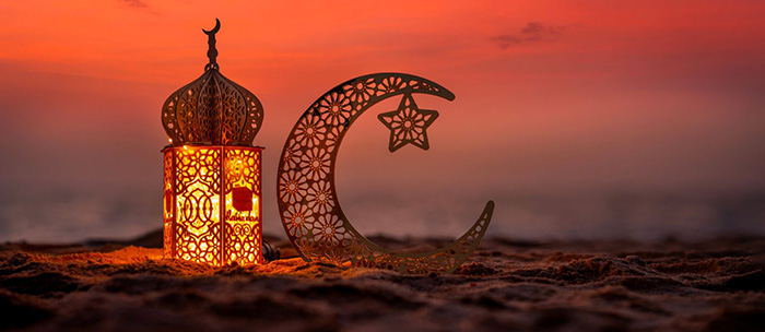 در ماه رمضان دبی، رعایت حجاب و رفتار مناسب الزامی است؛ خوردن در ملأعام جرم محسوب می‌شود و ساعات فعالیت فروشگاه‌ها تغییر می‌کند، اما جاذبه‌های گردشگری باز می‌مانند.