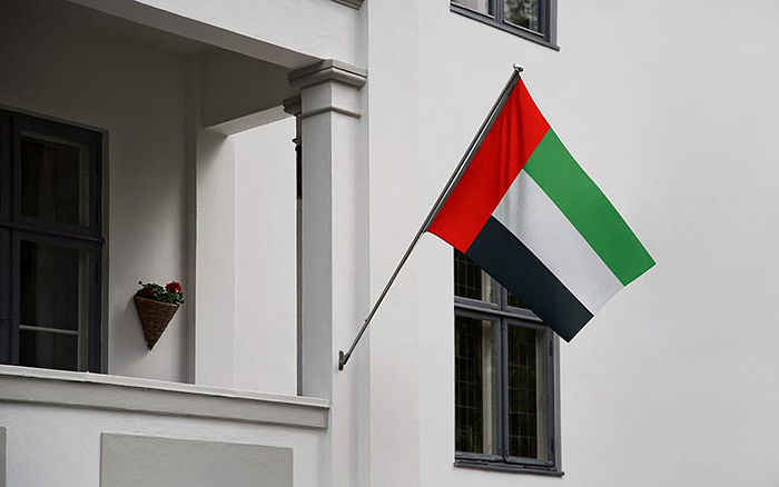 در امارات ساکنان باید پرچم خانه را هر ۴۵ روز بازبینی و در صورت آسیب ترمیم کنند؛ همچنین تعویض پرچم هر شش ماه یک بار الزامی است.