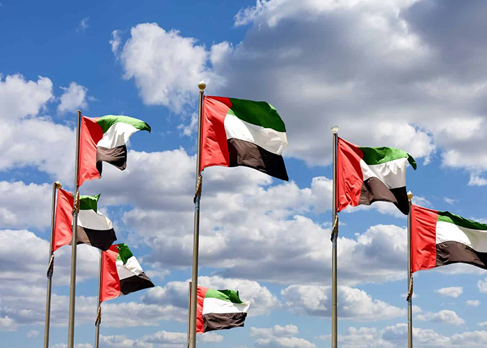 پرچم امارات از چهار رنگ پان عربی قرمز، سبز، سفید و مشکی تشکیل شده؛ هر رنگ نماد اتحاد، پیشرفت، صلح، شجاعت و همبستگی میان ملتهای عرب است.