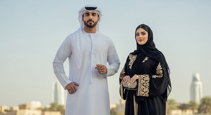 در امارات حجاب اجباری نیست، اما قوانین پوشش در دبی بر رعایت حد و مرز پوشش محترمانه تأکید دارند؛ ساکنان لباس سنتی و گردشگران پوشش اختیاری ولی محترمانه دارند.