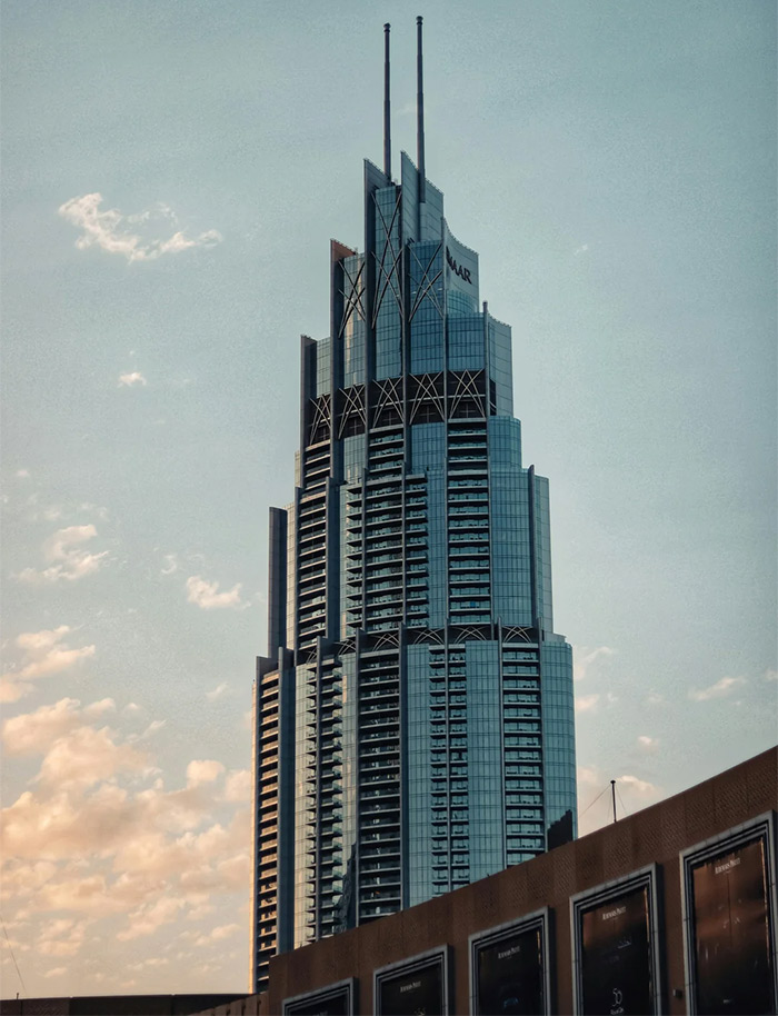 برج آدرس بولوارد با ارتفاع ۳۷۰ متر در دانتاون دبی، هتلی لوکس و نماد طراحی مدرن و درخشان شهر است. 