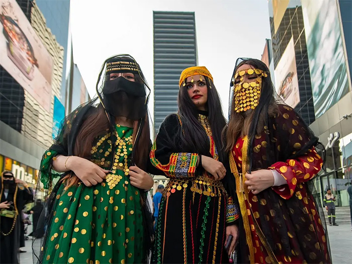 در مناطق روستایی دبی پوشش زنان سنتی و کاملاً پوشیده است؛ گردشگران بهتر است لباس محجبه بپوشند، اما در تابستان می‌توان از لباس های خنک و نخی غیر زننده استفاده کرد.