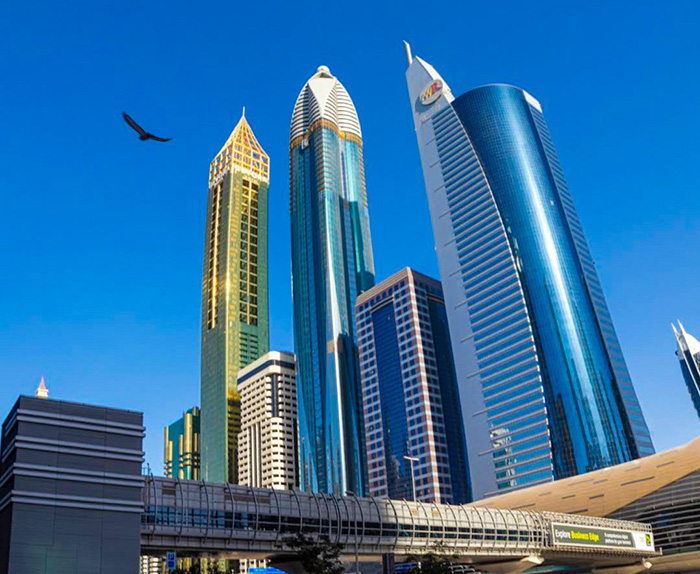 برج قرن ۲۱ با ارتفاع ۲۶۹ متر در خیابان شیخ زاید، برج مسکونی شیشه‌ای لوکس و نماد زندگی مدرن دبی است. 