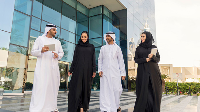 در دبی حجاب اجباری نیست، اما پوشش باید محترمانه باشد؛ لباس کوتاه یا تنگ ممنوع است، لباس شنا فقط در ساحل، و در اماکن مذهبی پوشش کامل ضروری است.