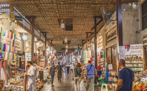 بازار مرشد دبی مرکز خرید قدیمی و محبوب با طلا، ادویه‌جات و صنایع‌دستی است.