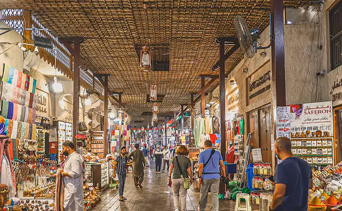 بازار مرشد دبی مرکز خرید قدیمی و محبوب با طلا، ادویه‌جات و صنایع‌دستی است.