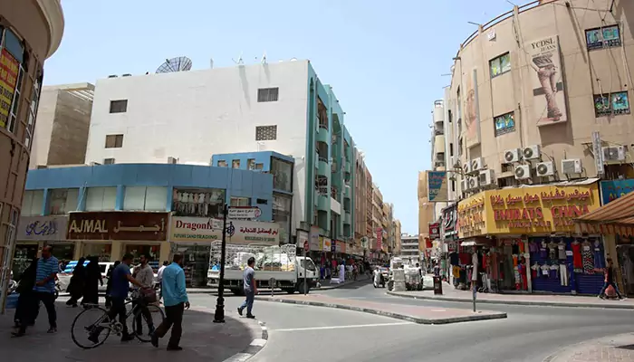 بازار مرشد دبی در موقعیت مکانی بسیار خوبی واقع شده که بهراحتی میتوانید از آن دیدن کنید.