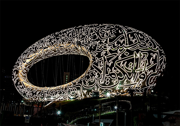 با اتوبوس، مترو، دوچرخه یا خودروی شخصی می‌توانید به موزه آینده دبی دسترسی پیدا کنید.