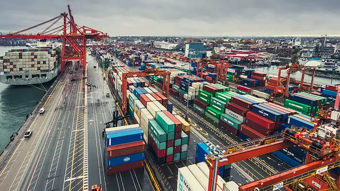 یکی از بنادر کوچک امارات که نقش مهمی در حمل و نقل منطقهای و محلهای ایفا میکند، بندر ام القوین نام دارد