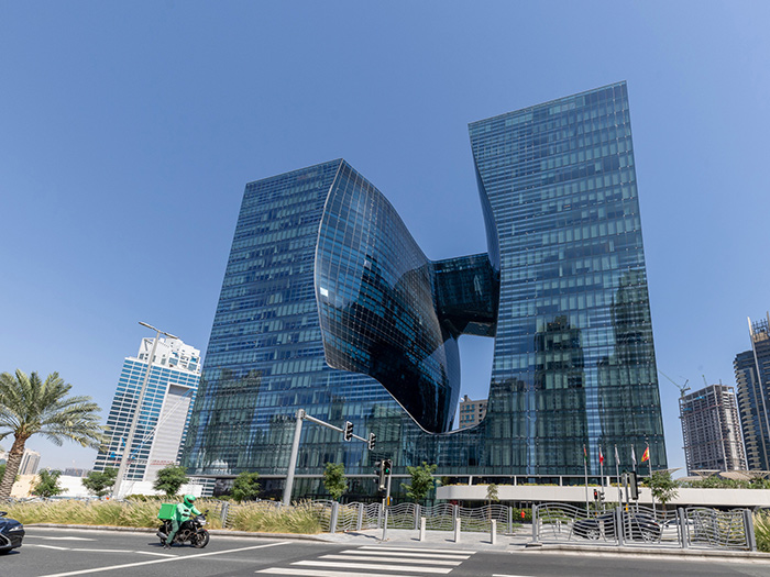 برج اوپوس در بیزنس‌بی، طراحی شاهکار زاها حدید است و با فضای خالی مکعبی، نماد معماری مدرن دبی شمرده می‌شود. 