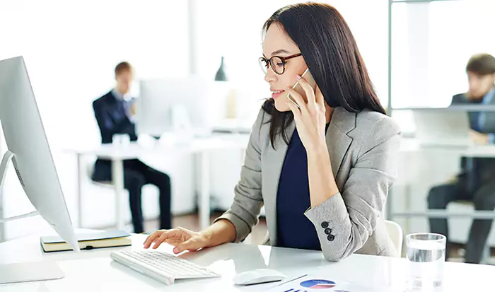 کارمند اداری و منشی مدیریتی